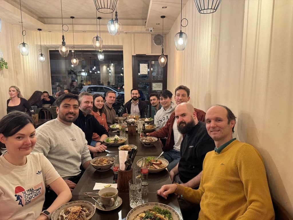 Das DATANOMIQ-Team beim gemeinsamen Essen in einem Restaurant.